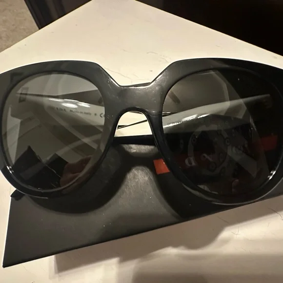 Prada Sunglasses PR 14WS - Picture 6 of 10
